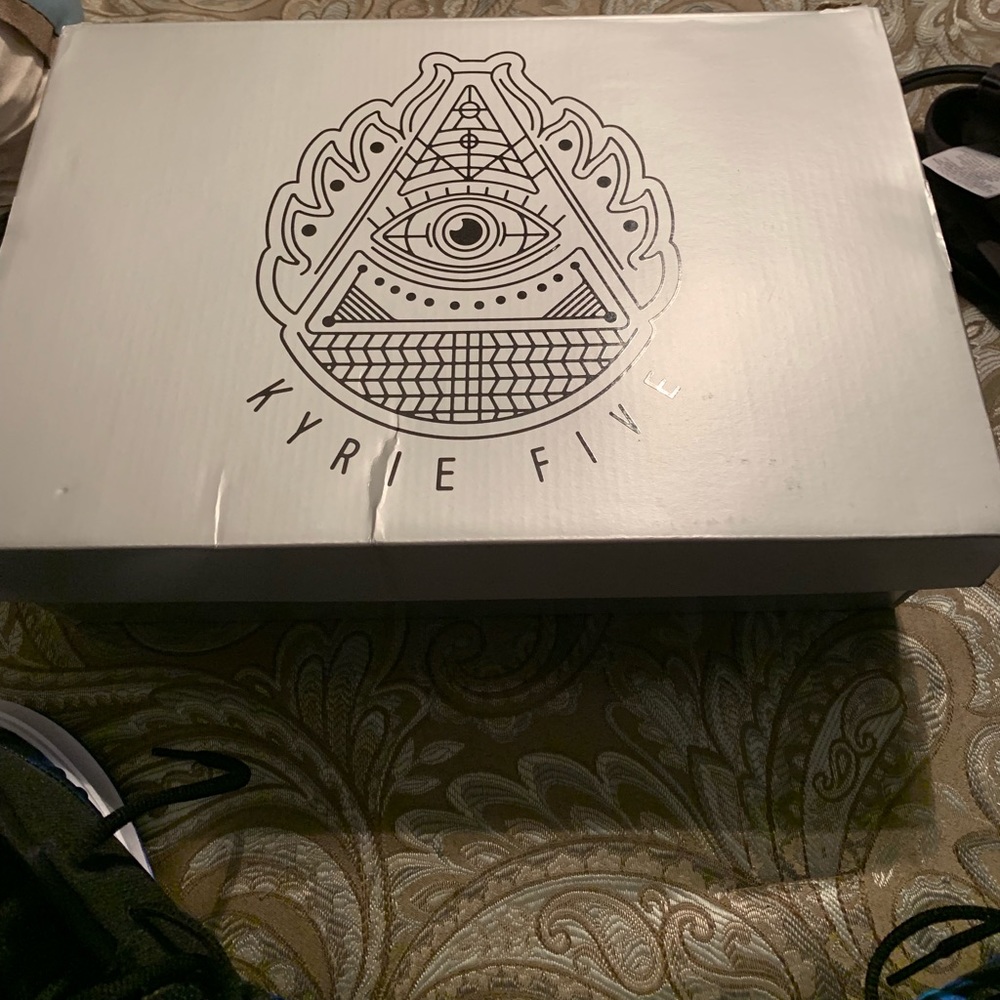 Kyrie 5 basketball shoes